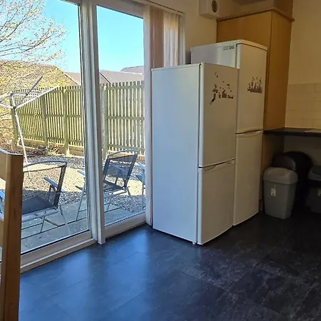 Friary Townhouse - Vat And Reduced Price Gaurantee, 5 Double Bedrooms, 4 Bathrooms, Gym, Games, Garden, Fully Equipped, Free Parking, Location, Contractors And Trades People Favourite, Vat And Reduced Price Gauranteed At Sunrise Short Lets Du Pousada *