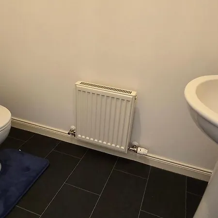 Friary Townhouse - Vat And Reduced Price Gaurantee, 5 Double Bedrooms, 4 Bathrooms, Gym, Games, Garden, Fully Equipped, Free Parking, Location, Contractors And Trades People Favourite, Vat And Reduced Price Gauranteed At Sunrise Short Lets Du Pousada