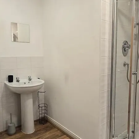 Pousada Friary Townhouse - Vat And Reduced Price Gaurantee, 5 Double Bedrooms, 4 Bathrooms, Gym, Games, Garden, Fully Equipped, Free Parking, Location, Contractors And Trades People Favourite, Vat And Reduced Price Gauranteed At Sunrise Short Lets Du Dundee