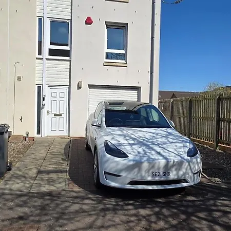 Friary Townhouse - Vat And Reduced Price Gaurantee, 5 Double Bedrooms, 4 Bathrooms, Gym, Games, Garden, Fully Equipped, Free Parking, Location, Contractors And Trades People Favourite, Vat And Reduced Price Gauranteed At Sunrise Short Lets Du Dundee
