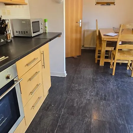 Friary Townhouse - Vat And Reduced Price Gaurantee, 5 Double Bedrooms, 4 Bathrooms, Gym, Games, Garden, Fully Equipped, Free Parking, Location, Contractors And Trades People Favourite, Vat And Reduced Price Gauranteed At Sunrise Short Lets Du Pousada Dundee