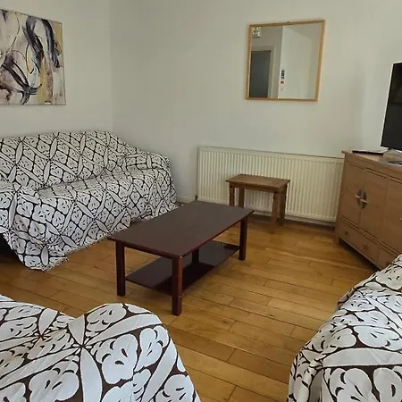 Friary Townhouse - Vat And Reduced Price Gaurantee, 5 Double Bedrooms, 4 Bathrooms, Gym, Games, Garden, Fully Equipped, Free Parking, Location, Contractors And Trades People Favourite, Vat And Reduced Price Gauranteed At Sunrise Short Lets Du
