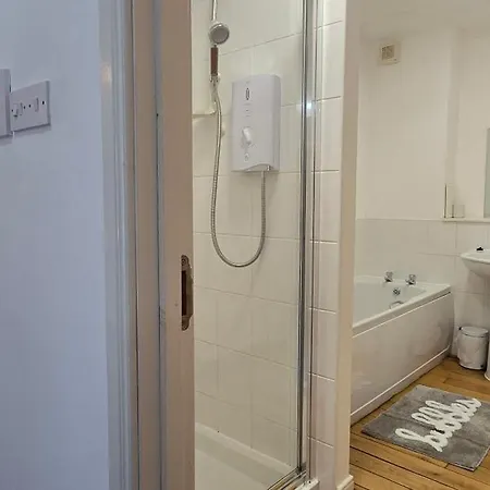 Pousada Friary Townhouse - Vat And Reduced Price Gaurantee, 5 Double Bedrooms, 4 Bathrooms, Gym, Games, Garden, Fully Equipped, Free Parking, Location, Contractors And Trades People Favourite, Vat And Reduced Price Gauranteed At Sunrise Short Lets Du