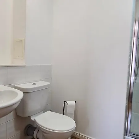 Friary Townhouse - Vat And Reduced Price Gaurantee, 5 Double Bedrooms, 4 Bathrooms, Gym, Games, Garden, Fully Equipped, Free Parking, Location, Contractors And Trades People Favourite, Vat And Reduced Price Gauranteed At Sunrise Short Lets Du *