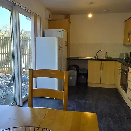 Friary Townhouse - Vat And Reduced Price Gaurantee, 5 Double Bedrooms, 4 Bathrooms, Gym, Games, Garden, Fully Equipped, Free Parking, Location, Contractors And Trades People Favourite, Vat And Reduced Price Gauranteed At Sunrise Short Lets Du Pousada *