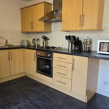Friary Townhouse - Vat And Reduced Price Gaurantee, 5 Double Bedrooms, 4 Bathrooms, Gym, Games, Garden, Fully Equipped, Free Parking, Location, Contractors And Trades People Favourite, Vat And Reduced Price Gauranteed At Sunrise Short Lets Du * Dundee