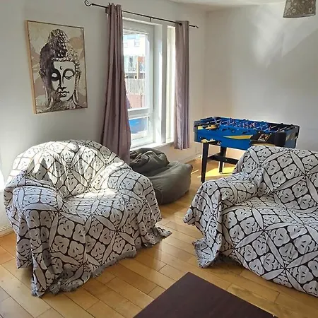Friary Townhouse - Vat And Reduced Price Gaurantee, 5 Double Bedrooms, 4 Bathrooms, Gym, Games, Garden, Fully Equipped, Free Parking, Location, Contractors And Trades People Favourite, Vat And Reduced Price Gauranteed At Sunrise Short Lets Du