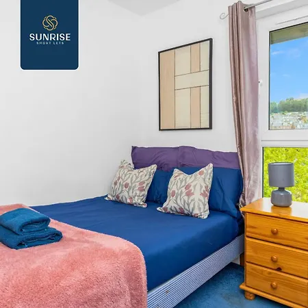 Pousada Friary Townhouse - Vat And Reduced Price Gaurantee, 5 Double Bedrooms, 4 Bathrooms, Gym, Games, Garden, Fully Equipped, Free Parking, Location, Contractors And Trades People Favourite, Vat And Reduced Price Gauranteed At Sunrise Short Lets Du