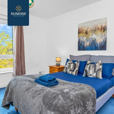 Friary Townhouse - Vat And Reduced Price Gaurantee, 5 Double Bedrooms, 4 Bathrooms, Gym, Games, Garden, Fully Equipped, Free Parking, Location, Contractors And Trades People Favourite, Vat And Reduced Price Gauranteed At Sunrise Short Lets Du