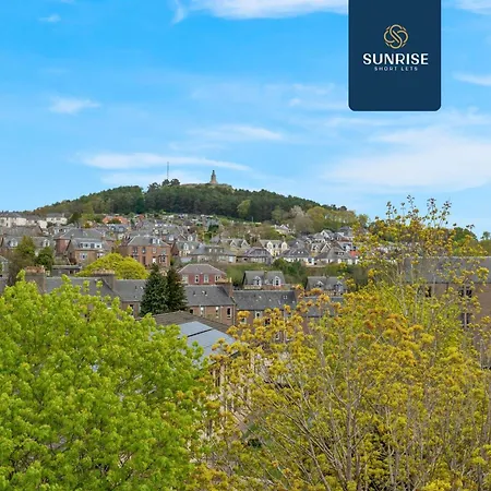 Friary Townhouse - Vat And Reduced Price Gaurantee, 5 Double Bedrooms, 4 Bathrooms, Gym, Games, Garden, Fully Equipped, Free Parking, Location, Contractors And Trades People Favourite, Vat And Reduced Price Gauranteed At Sunrise Short Lets Du Pousada