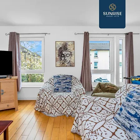 Friary Townhouse - Vat And Reduced Price Gaurantee, 5 Double Bedrooms, 4 Bathrooms, Gym, Games, Garden, Fully Equipped, Free Parking, Location, Contractors And Trades People Favourite, Vat And Reduced Price Gauranteed At Sunrise Short Lets Du Pousada Dundee