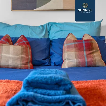 Friary Townhouse - Vat And Reduced Price Gaurantee, 5 Double Bedrooms, 4 Bathrooms, Gym, Games, Garden, Fully Equipped, Free Parking, Location, Contractors And Trades People Favourite, Vat And Reduced Price Gauranteed At Sunrise Short Lets Du
