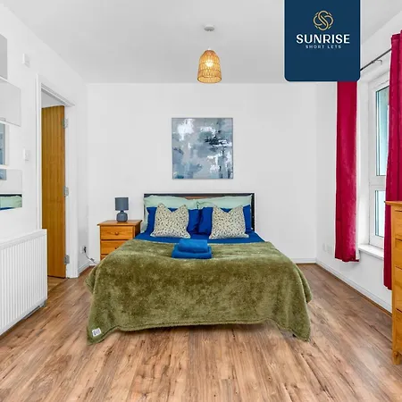 Pousada Friary Townhouse - Vat And Reduced Price Gaurantee, 5 Double Bedrooms, 4 Bathrooms, Gym, Games, Garden, Fully Equipped, Free Parking, Location, Contractors And Trades People Favourite, Vat And Reduced Price Gauranteed At Sunrise Short Lets Du *