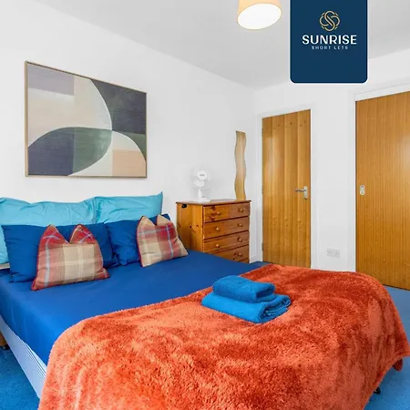 Friary Townhouse - Vat And Reduced Price Gaurantee, 5 Double Bedrooms, 4 Bathrooms, Gym, Games, Garden, Fully Equipped, Free Parking, Location, Contractors And Trades People Favourite, Vat And Reduced Price Gauranteed At Sunrise Short Lets Du Pousada Dundee