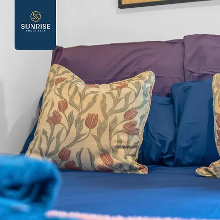 Pousada Friary Townhouse - Vat And Reduced Price Gaurantee, 5 Double Bedrooms, 4 Bathrooms, Gym, Games, Garden, Fully Equipped, Free Parking, Location, Contractors And Trades People Favourite, Vat And Reduced Price Gauranteed At Sunrise Short Lets Du Dundee