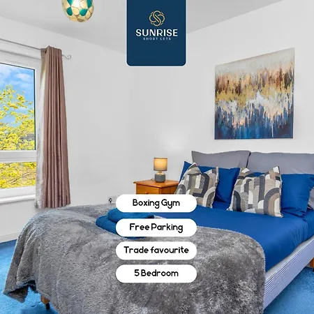 Friary Townhouse - Vat And Reduced Price Gaurantee, 5 Double Bedrooms, 4 Bathrooms, Gym, Games, Garden, Fully Equipped, Free Parking, Location, Contractors And Trades People Favourite, Vat And Reduced Price Gauranteed At Sunrise Short Lets Du *