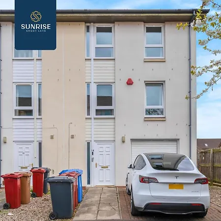 Friary Townhouse - Vat And Reduced Price Gaurantee, 5 Double Bedrooms, 4 Bathrooms, Gym, Games, Garden, Fully Equipped, Free Parking, Location, Contractors And Trades People Favourite, Vat And Reduced Price Gauranteed At Sunrise Short Lets Du Dundee