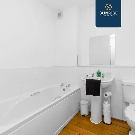 Friary Townhouse - Vat And Reduced Price Gaurantee, 5 Double Bedrooms, 4 Bathrooms, Gym, Games, Garden, Fully Equipped, Free Parking, Location, Contractors And Trades People Favourite, Vat And Reduced Price Gauranteed At Sunrise Short Lets Du
