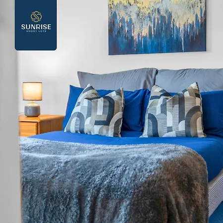 Friary Townhouse - Vat And Reduced Price Gaurantee, 5 Double Bedrooms, 4 Bathrooms, Gym, Games, Garden, Fully Equipped, Free Parking, Location, Contractors And Trades People Favourite, Vat And Reduced Price Gauranteed At Sunrise Short Lets Du Pousada
