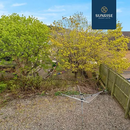 Pousada Friary Townhouse - Vat And Reduced Price Gaurantee, 5 Double Bedrooms, 4 Bathrooms, Gym, Games, Garden, Fully Equipped, Free Parking, Location, Contractors And Trades People Favourite, Vat And Reduced Price Gauranteed At Sunrise Short Lets Du