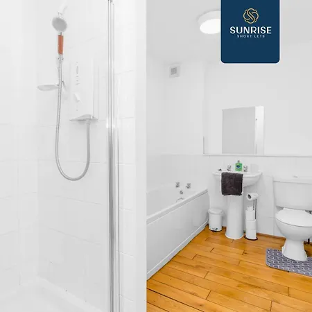 Friary Townhouse - Vat And Reduced Price Gaurantee, 5 Double Bedrooms, 4 Bathrooms, Gym, Games, Garden, Fully Equipped, Free Parking, Location, Contractors And Trades People Favourite, Vat And Reduced Price Gauranteed At Sunrise Short Lets Du Pousada *