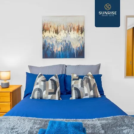 Pousada Friary Townhouse - Vat And Reduced Price Gaurantee, 5 Double Bedrooms, 4 Bathrooms, Gym, Games, Garden, Fully Equipped, Free Parking, Location, Contractors And Trades People Favourite, Vat And Reduced Price Gauranteed At Sunrise Short Lets Du *