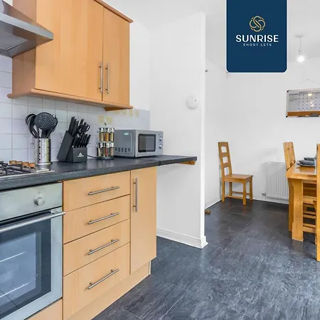 Friary Townhouse - Vat And Reduced Price Gaurantee, 5 Double Bedrooms, 4 Bathrooms, Gym, Games, Garden, Fully Equipped, Free Parking, Location, Contractors And Trades People Favourite, Vat And Reduced Price Gauranteed At Sunrise Short Lets Du * Dundee