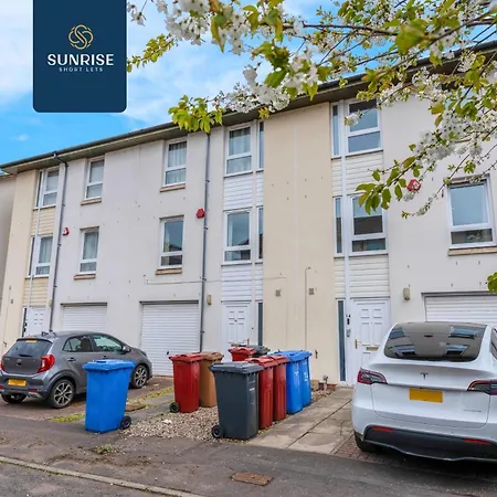 Friary Townhouse - Vat And Reduced Price Gaurantee, 5 Double Bedrooms, 4 Bathrooms, Gym, Games, Garden, Fully Equipped, Free Parking, Location, Contractors And Trades People Favourite, Vat And Reduced Price Gauranteed At Sunrise Short Lets Du