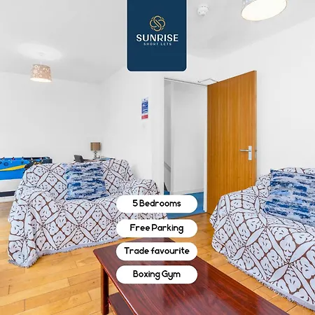 Friary Townhouse - Vat And Reduced Price Gaurantee, 5 Double Bedrooms, 4 Bathrooms, Gym, Games, Garden, Fully Equipped, Free Parking, Location, Contractors And Trades People Favourite, Vat And Reduced Price Gauranteed At Sunrise Short Lets Du Dundee
