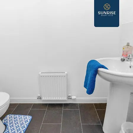 Friary Townhouse - Vat And Reduced Price Gaurantee, 5 Double Bedrooms, 4 Bathrooms, Gym, Games, Garden, Fully Equipped, Free Parking, Location, Contractors And Trades People Favourite, Vat And Reduced Price Gauranteed At Sunrise Short Lets Du Pousada