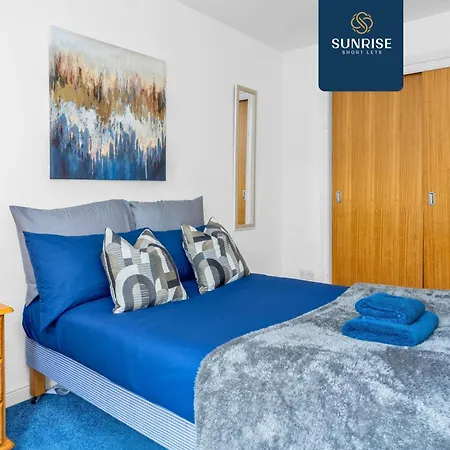 Pousada Friary Townhouse - Vat And Reduced Price Gaurantee, 5 Double Bedrooms, 4 Bathrooms, Gym, Games, Garden, Fully Equipped, Free Parking, Location, Contractors And Trades People Favourite, Vat And Reduced Price Gauranteed At Sunrise Short Lets Du Dundee