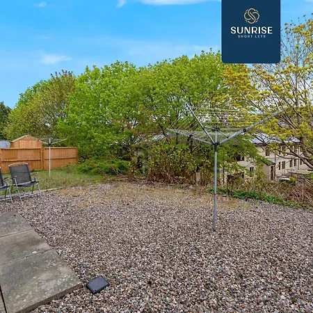 Friary Townhouse - Vat And Reduced Price Gaurantee, 5 Double Bedrooms, 4 Bathrooms, Gym, Games, Garden, Fully Equipped, Free Parking, Location, Contractors And Trades People Favourite, Vat And Reduced Price Gauranteed At Sunrise Short Lets Du *