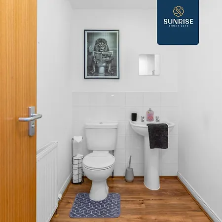 Friary Townhouse - Vat And Reduced Price Gaurantee, 5 Double Bedrooms, 4 Bathrooms, Gym, Games, Garden, Fully Equipped, Free Parking, Location, Contractors And Trades People Favourite, Vat And Reduced Price Gauranteed At Sunrise Short Lets Du * Dundee