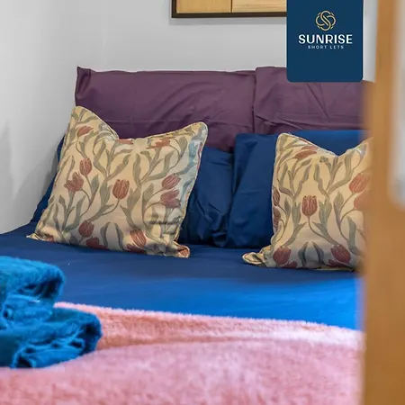 Friary Townhouse - Vat And Reduced Price Gaurantee, 5 Double Bedrooms, 4 Bathrooms, Gym, Games, Garden, Fully Equipped, Free Parking, Location, Contractors And Trades People Favourite, Vat And Reduced Price Gauranteed At Sunrise Short Lets Du Pousada