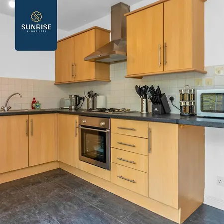 Friary Townhouse - Vat And Reduced Price Gaurantee, 5 Double Bedrooms, 4 Bathrooms, Gym, Games, Garden, Fully Equipped, Free Parking, Location, Contractors And Trades People Favourite, Vat And Reduced Price Gauranteed At Sunrise Short Lets Du Pousada