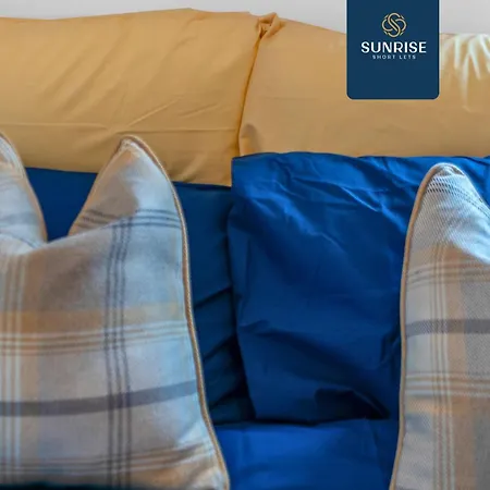 Pousada Friary Townhouse - Vat And Reduced Price Gaurantee, 5 Double Bedrooms, 4 Bathrooms, Gym, Games, Garden, Fully Equipped, Free Parking, Location, Contractors And Trades People Favourite, Vat And Reduced Price Gauranteed At Sunrise Short Lets Du