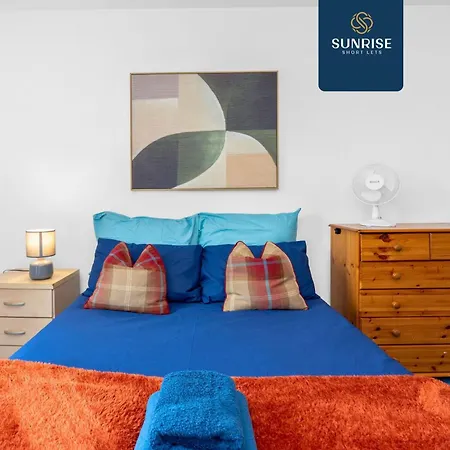 Friary Townhouse - Vat And Reduced Price Gaurantee, 5 Double Bedrooms, 4 Bathrooms, Gym, Games, Garden, Fully Equipped, Free Parking, Location, Contractors And Trades People Favourite, Vat And Reduced Price Gauranteed At Sunrise Short Lets Du Pousada *