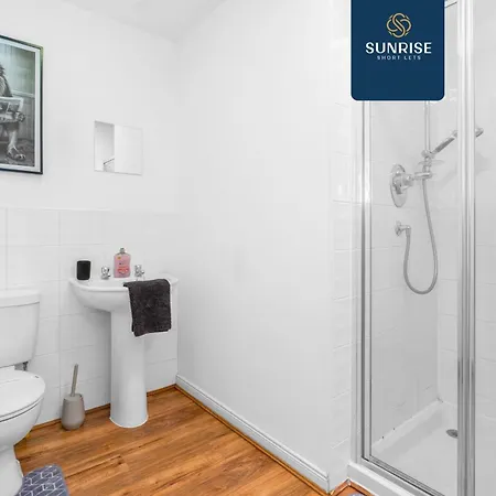Pousada Friary Townhouse - Vat And Reduced Price Gaurantee, 5 Double Bedrooms, 4 Bathrooms, Gym, Games, Garden, Fully Equipped, Free Parking, Location, Contractors And Trades People Favourite, Vat And Reduced Price Gauranteed At Sunrise Short Lets Du *