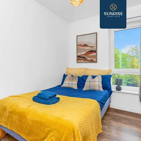 Friary Townhouse - Vat And Reduced Price Gaurantee, 5 Double Bedrooms, 4 Bathrooms, Gym, Games, Garden, Fully Equipped, Free Parking, Location, Contractors And Trades People Favourite, Vat And Reduced Price Gauranteed At Sunrise Short Lets Du Pousada Dundee