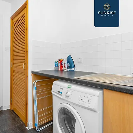 Friary Townhouse - Vat And Reduced Price Gaurantee, 5 Double Bedrooms, 4 Bathrooms, Gym, Games, Garden, Fully Equipped, Free Parking, Location, Contractors And Trades People Favourite, Vat And Reduced Price Gauranteed At Sunrise Short Lets Du * Dundee