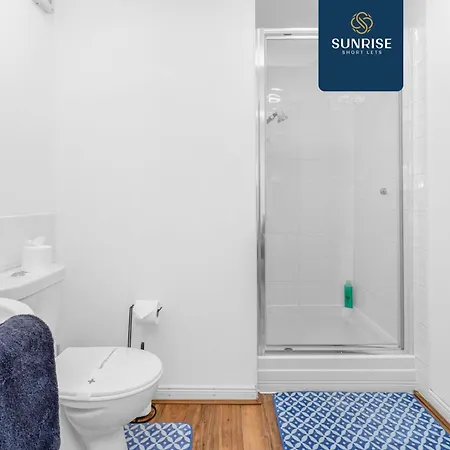Friary Townhouse - Vat And Reduced Price Gaurantee, 5 Double Bedrooms, 4 Bathrooms, Gym, Games, Garden, Fully Equipped, Free Parking, Location, Contractors And Trades People Favourite, Vat And Reduced Price Gauranteed At Sunrise Short Lets Du *