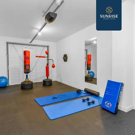 Pousada Friary Townhouse - Vat And Reduced Price Gaurantee, 5 Double Bedrooms, 4 Bathrooms, Gym, Games, Garden, Fully Equipped, Free Parking, Location, Contractors And Trades People Favourite, Vat And Reduced Price Gauranteed At Sunrise Short Lets Du Dundee