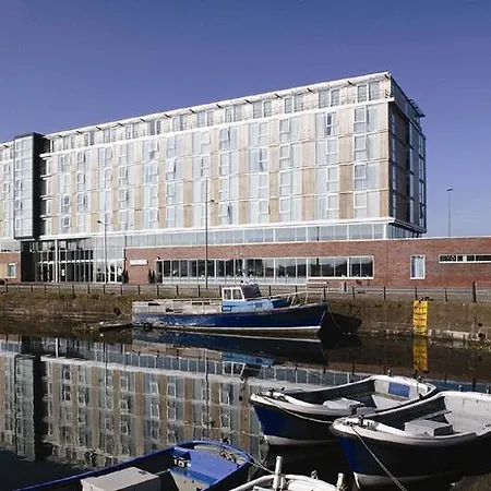 Apex Quay & Hotel 4*