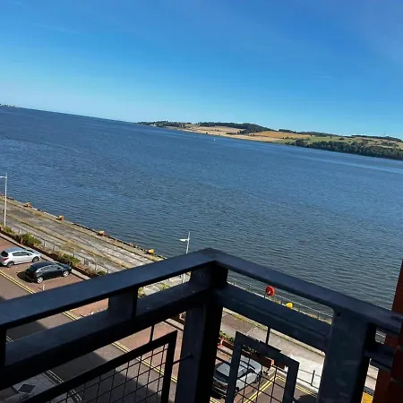 Apartment River View Apartment: Oasis With Balcony And Sports Tv *
