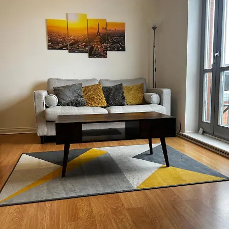 River View Apartment: Oasis With Balcony And Sports Tv Dundee