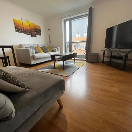 River View Apartment: Oasis With Balcony And Sports Tv
