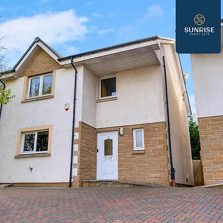Muirton House 2 - Sleeps 8 Has 4 Twin Bedrooms With 4 Car Driveway, 2 Bathrooms, Smart Tv, Fully Equipped Kitchen, Large Dining And Living Space, Rear Garden, Free Wifi, Long Stays, Invoice And Reduced Price Only Via Sunrise Short Lets Holiday home