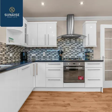 Holiday home Muirton House 2 - Sleeps 8 Has 4 Twin Bedrooms With 4 Car Driveway, 2 Bathrooms, Smart Tv, Fully Equipped Kitchen, Large Dining And Living Space, Rear Garden, Free Wifi, Long Stays, Invoice And Reduced Price Only Via Sunrise Short Lets *