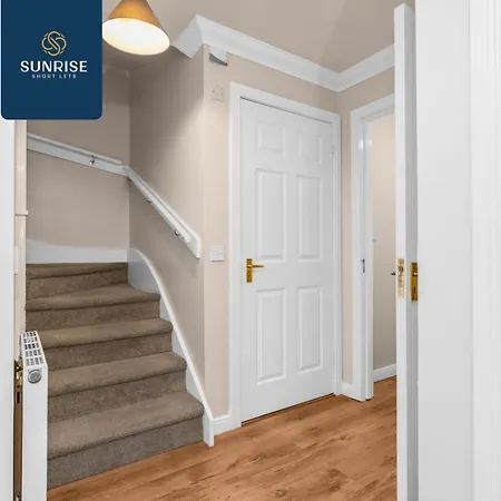 Muirton House 2 - Sleeps 8 Has 4 Twin Bedrooms With 4 Car Driveway, 2 Bathrooms, Smart Tv, Fully Equipped Kitchen, Large Dining And Living Space, Rear Garden, Free Wifi, Long Stays, Invoice And Reduced Price Only Via Sunrise Short Lets Holiday home *