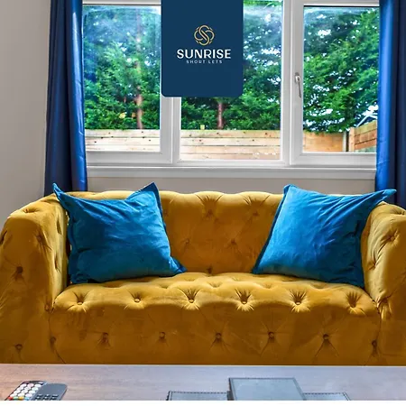 Muirton House 2 - Sleeps 8 Has 4 Twin Bedrooms With 4 Car Driveway, 2 Bathrooms, Smart Tv, Fully Equipped Kitchen, Large Dining And Living Space, Rear Garden, Free Wifi, Long Stays, Invoice And Reduced Price Only Via Sunrise Short Lets Holiday home Dundee